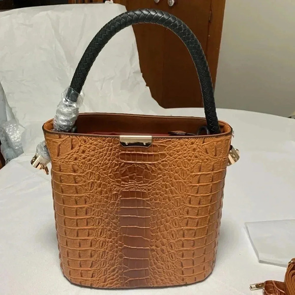 VEGAN LEATHER Purse, bag. Comes w/crossbody strap & matching wallet. - Picture 2 of 6